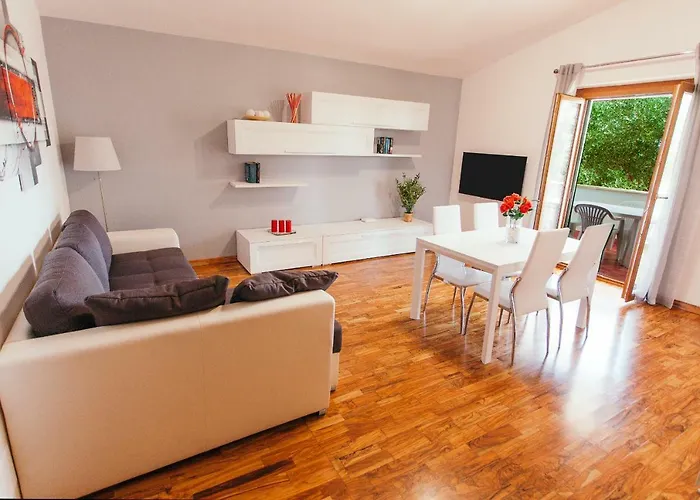 Domus Leonardo-Private Free Parking